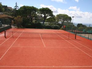 ラ・テュルビーにあるClassy Apartment in La Turbie with Fenced Gardenのテニスコート(ネット付)