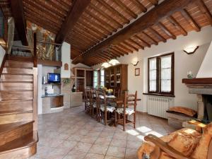 フォイアーノ・デッラ・キアーナにあるGraceful Home in Foiano della Chiana with Gardenの広いリビングルーム(テーブル、椅子付)