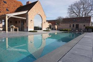 Bazén v ubytování Boutique Hotel De Brakelhoen nebo v jeho okolí