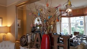 Habitación con espejo y jarrón con huevos de Pascua en Arden House, en Harrogate