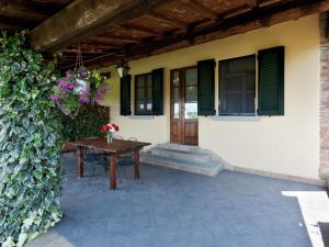 un patio con tavolo e sedie di fronte a una casa di Scenic Home in Foiano della Chiana with Terrace a Foiano della Chiana