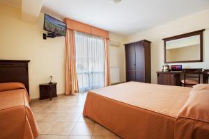 A bed or beds in a room at Hotel Terra degli Elimi