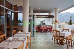 Restaurace v ubytování Sovereign Beach Hotel