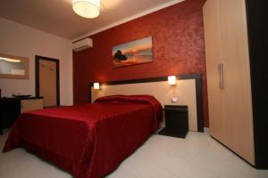 カステッルッツォにあるB&B Coppolaの赤いベッドと赤い壁が備わるベッドルーム1室が備わります。