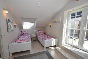 a room with two beds and a window at Ferienhaus Burgblick Brueggen in Brüggen