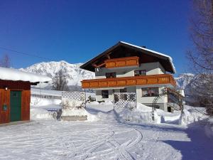 ein schneebedecktes Gebäude vor einem Berg in der Unterkunft Alpenblick in Schladming