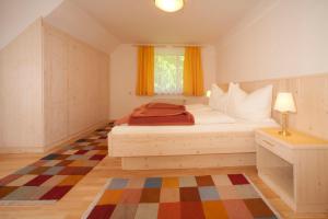 ein Schlafzimmer mit einem großen Bett und einem Fenster in der Unterkunft Pension Seevilla Annelies in Maria Wörth