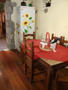 una mesa con un mantel rojo y una cesta con un cuchillo en Casa Emblemática La Pileta - Doramas, en Agüimes