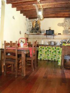 een eetkamer met een tafel en stoelen en een keuken bij Casa Emblemática La Pileta - Doramas in Agüimes