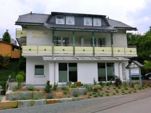 ヴィリンゲンにあるModern Apartment in Schwalefeld Germany near Ski Areaの通り側の家