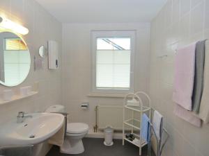 een witte badkamer met een wastafel en een toilet bij Ferienwohnung in der Nähe des Skigebietes in Willingen