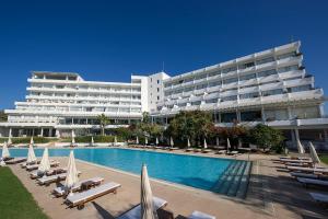Bazén v ubytování Grecian Sands Hotel nebo v jeho okolí