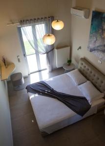 A bed or beds in a room at Villa Lefteris