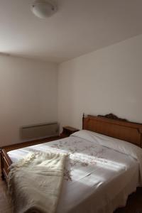 Uma cama ou camas num quarto em Appartamento Adriano