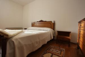 FiavèにあるAppartamento Adrianoのベッドルーム(大型ベッド1台、ドレッサー付)