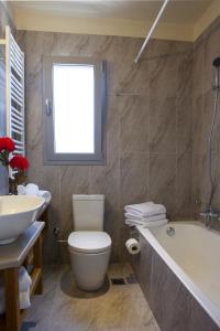 A bathroom at Villa Lefteris