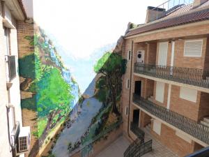 un murale di una montagna sul lato di un edificio di Vallehouse a Madrid