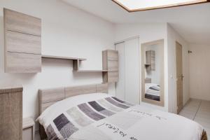 um quarto com uma cama e um espelho em Welkeys Apartment Lattes em Lattes