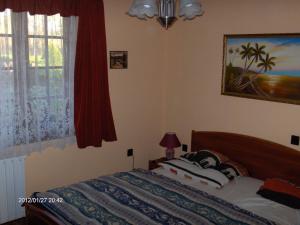 - une chambre avec un lit et une fenêtre dans l'établissement Király Nyaraló, à Fonyód