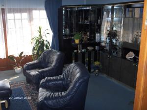 フォニョードにあるKirály Nyaralóのリビングルーム(黒い革張りの椅子2脚付)