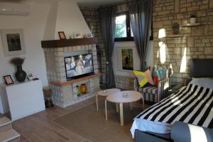 Televízia a/alebo spoločenská miestnosť v ubytovaní Apartments Dina
