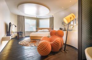 Postel nebo postele na pokoji v ubytování Naumi Hotel Singapore