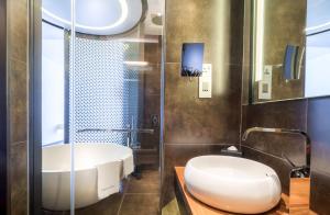 Koupelna v ubytování Naumi Hotel Singapore