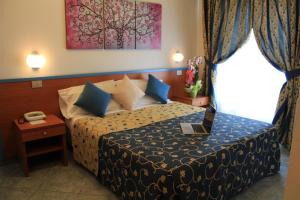 een hotelkamer met een bed met een laptop erop bij Hotel Paradise in Fano