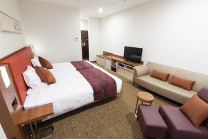 TV a/nebo společenská místnost v ubytování HOTEL MYSTAYS Haneda
