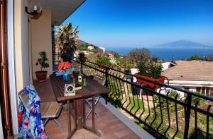 d'un balcon avec une table et une vue sur l'océan. dans l'établissement Il Fiore del Golfo, à SantʼAgata sui Due Golfi