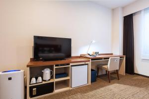 TV a/nebo společenská místnost v ubytování HOTEL MYSTAYS Haneda