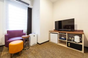 TV a/nebo společenská místnost v ubytování HOTEL MYSTAYS Haneda