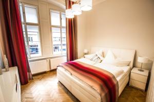 Postel nebo postele na pokoji v ubytování Bourgeois Apartment in Cultural Heritage Building by Ruterra