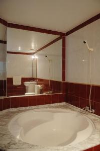 a large bath tub in a bathroom with a mirror at Vera Natura Urbanización Naturista in Vera