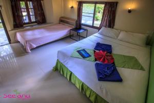 sypialnia z dwoma łóżkami z prezentami w obiekcie Seetanu Bungalows w mieście Baan Srithanu