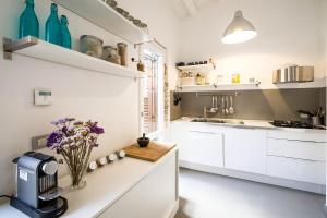 A kitchen or kitchenette at Cassari UpArtments