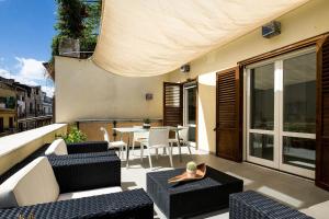 un patio con sedie e un tavolo sul balcone. di Cassari UpArtments a Palermo