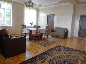 Posezení v ubytování Guest House in Sarpi + 35 fotografií
