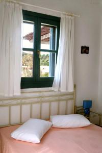 KorissiaにあるAnastasia Apartmentsの窓際のベッド(枕2つ付)