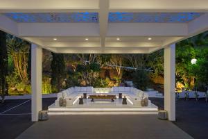 - un pavillon avec une table et un mobilier blanc dans l'établissement Grecian Sands Hotel, à Ayia Napa