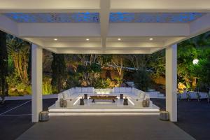 un pabellón con mesa y muebles blancos en Grecian Sands Hotel, en Ayia Napa