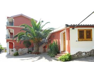 a house with a palm tree in front of it at Villa Simitode in Cava deʼ Tirreni
