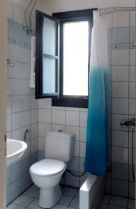 KorissiaにあるAnastasia Apartmentsのバスルーム(トイレ、窓、シンク付)