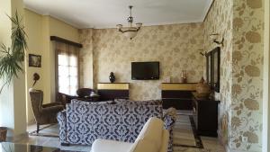 A television and/or entertainment centre at Hotel Valle Las Luiñas