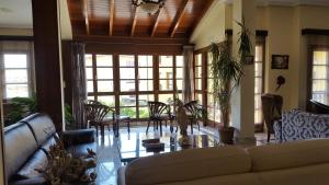 A seating area at Hotel Valle Las Luiñas