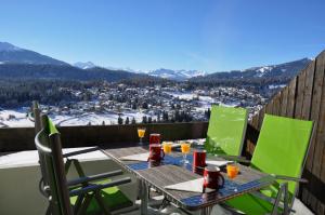 a table and chairs on a balcony with a view at Crap da Flem - 3.5 Zimmer Ferienwohnung am Sonnenhang von Flims in Flims