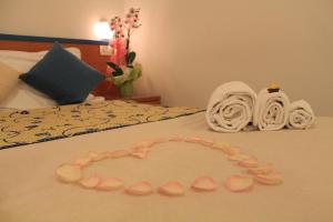 een hart gemaakt van roze harten op een bed bij Hotel Paradise in Fano