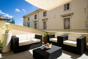 A seating area at Cassari UpArtments