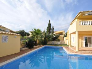 Piscina a Villa with views like the pool sea Meia Praia o a prop