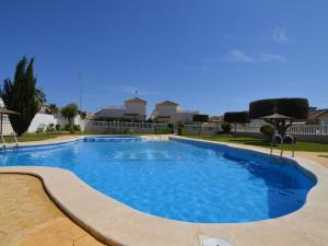 uma grande piscina com água azul num quintal em Belvilla by OYO Casa Crispin em Ciudad Quesada